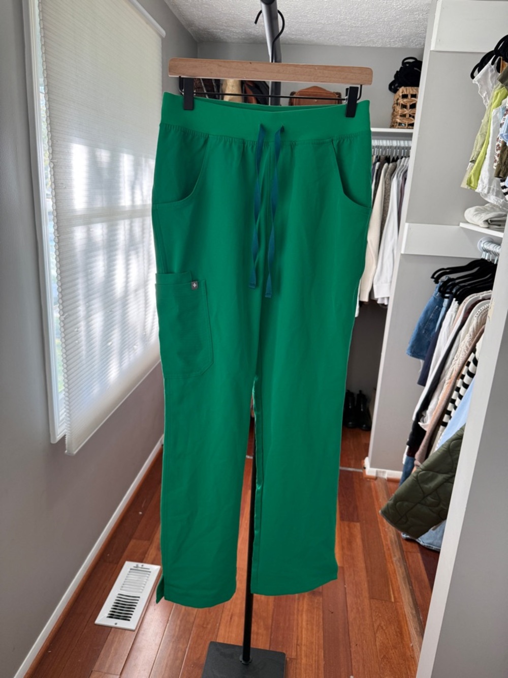 Figs Kade Cargo Scrub Pants in Evergreen - Picture 2 of 8